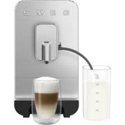 Smeg BCC01 helautomatisk espressomaskin i svart retro-design på kjøkkenbenk