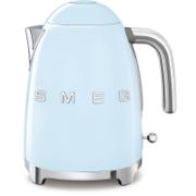Smeg vannkoker 1,7 liter i pastellblå retrodesign på kjøkkenbenk