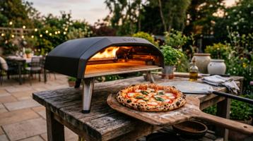 Ooni Koda 16 sort gass-pizzaovn på terrasse med ferdig napolitansk pizza