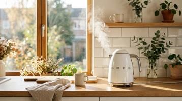 Smeg vannkoker 1,7 l hvit på skandinavisk kjøkkenbenk med morgensol