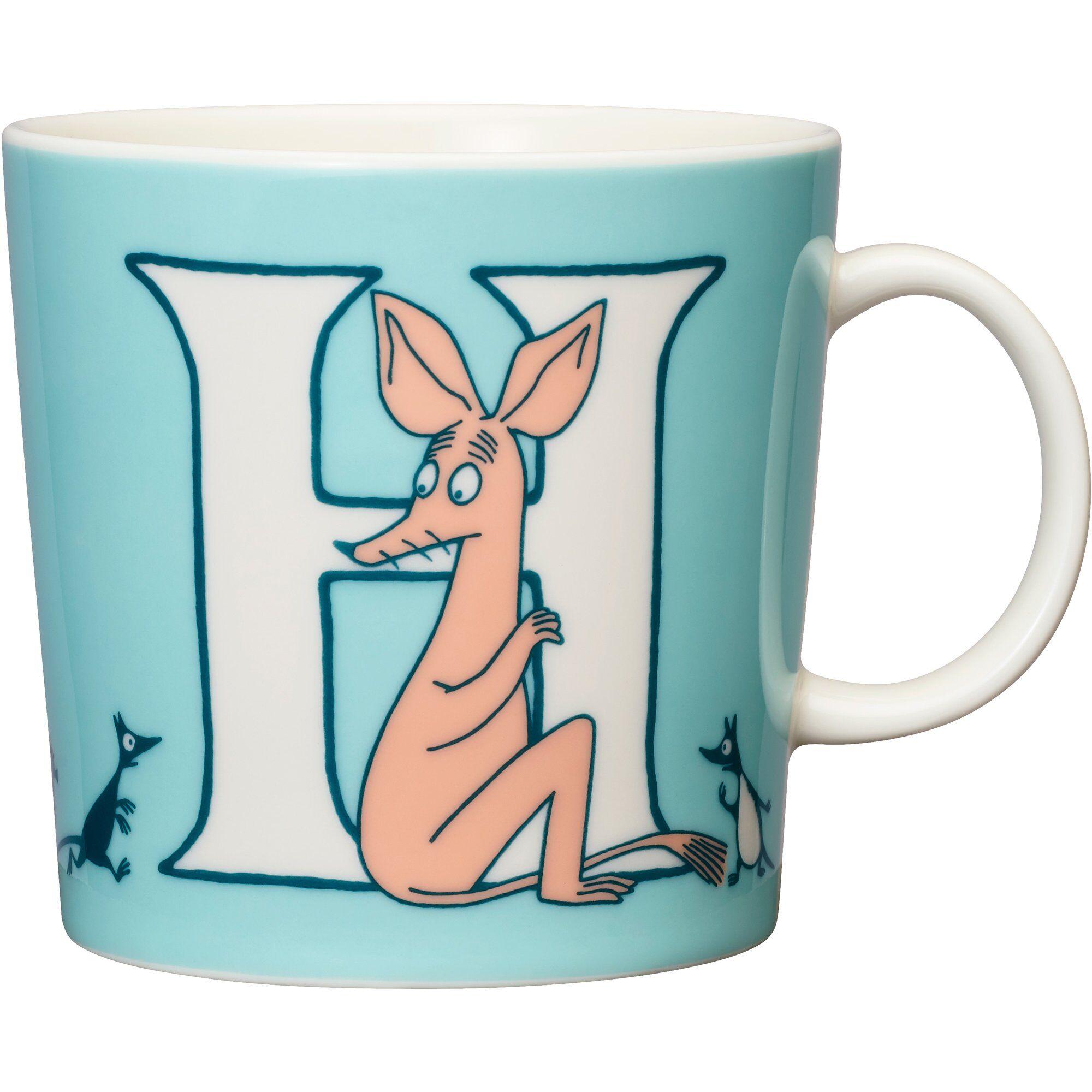 Arabia ABC Mummikrus 0,4 liter med bokstaven H, hvitt porselen med Moomin-illustrasjon