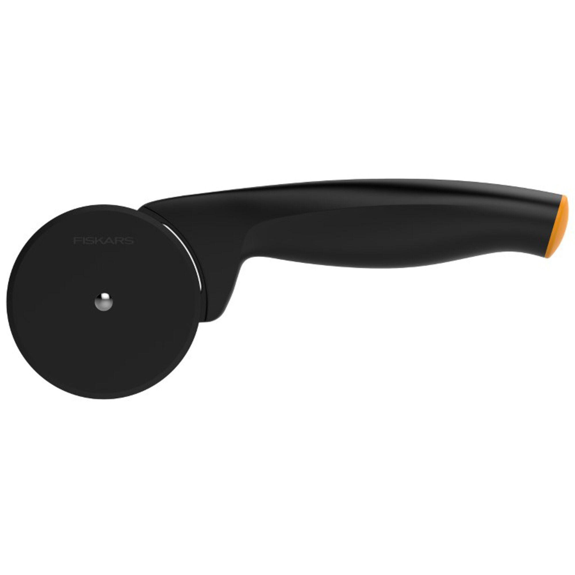 Fiskars FF pizzaskjærer i svart og oransje, 26 cm lang med plasthjul