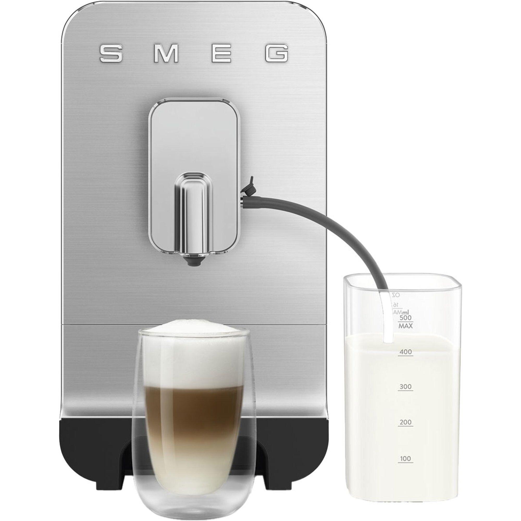 Smeg BCC01 helautomatisk espressomaskin i svart retro-design på kjøkkenbenk