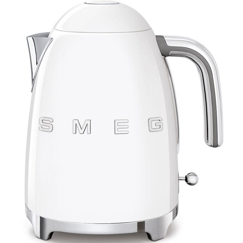 Smeg vannkoker 1,7 liter i hvit retrodesign på kjøkkenbenk