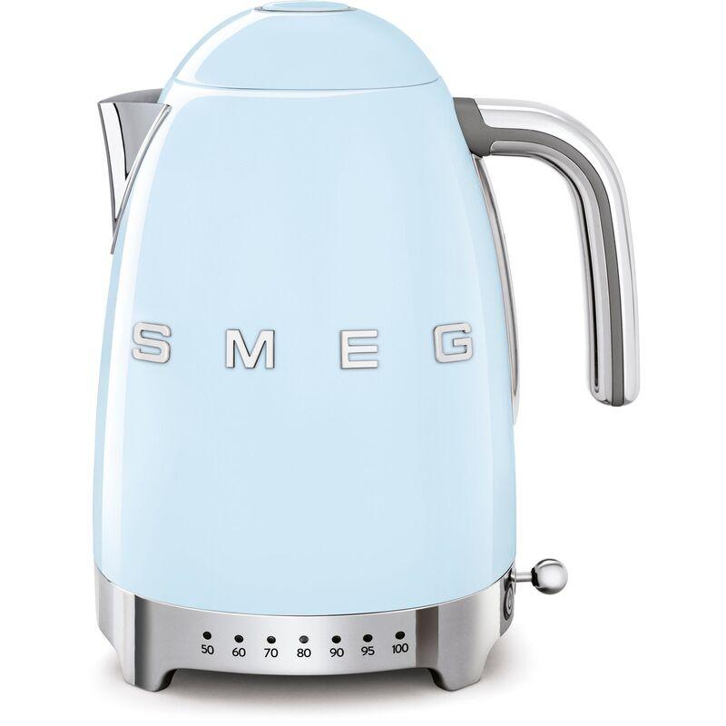 Smeg vannkoker 1,7 liter justerbar temperatur i pastellblå på kjøkkenbenk