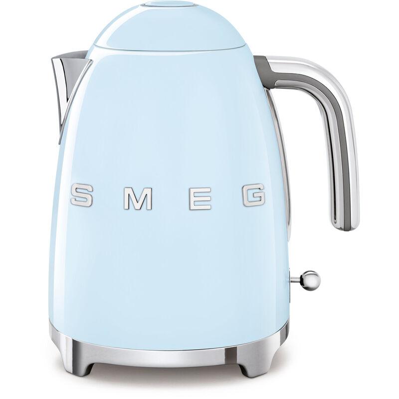 Smeg vannkoker 1,7 liter i pastellblå retrodesign på kjøkkenbenk